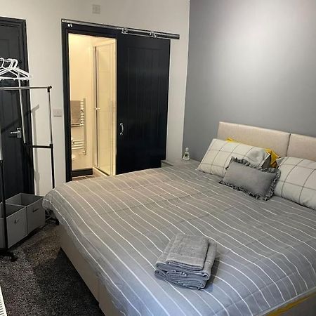 Modern Apartment With En-Suite & Private Kitchen Stoke-on-Trent Exterior foto