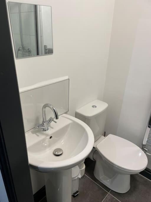 Modern Apartment With En-Suite & Private Kitchen Stoke-on-Trent Exterior foto